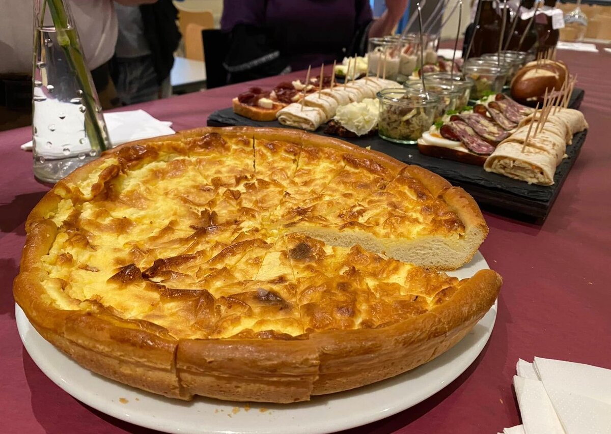 Toétché de Courtemelon servi avec une planche de charcuterie et verrines du terroir Jura