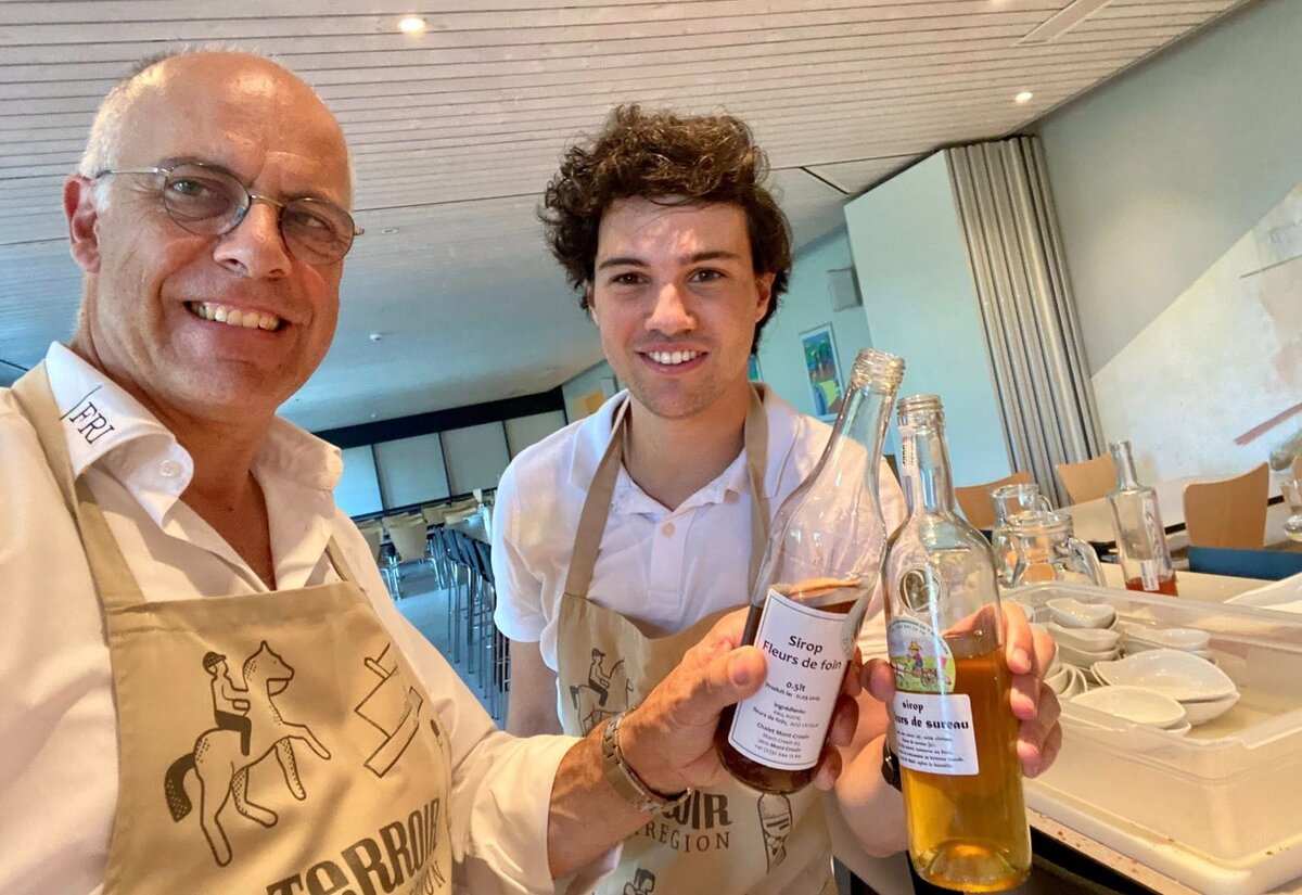 Deux cuisiniers de Courtemelon présentant les sirops de fleurs de foin et de sureau du Terroir Jura Région