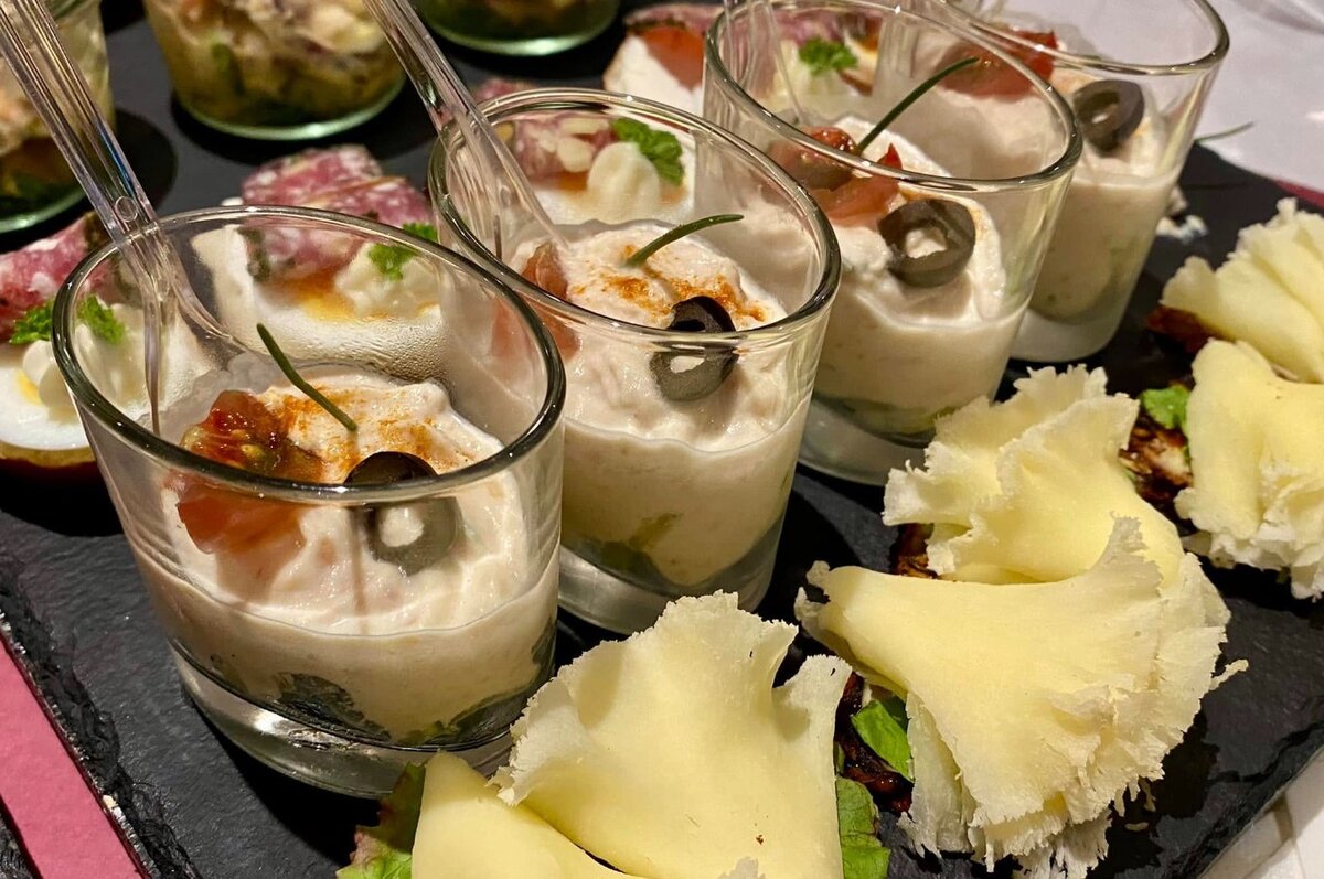 Verrines apéritives avec olives et fromage Tête de Moine